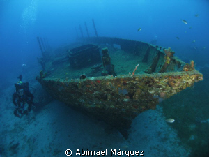 Eduardo exploring the wreck by Abimael Márquez 
